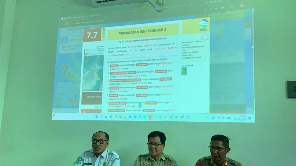 KOORDINASI : Kepala BMKG Tarakan M Sulam Khilmi bersama Kepala BPBD Tarakan memberikan keterangan kepada media terkait potensi tsunami pascagempa magnitudo 7,7 yang terjadi di wilayah Pasifik, Senin (8/6). AGUS DIAN ZAKARIA/RADAR TARAKAN