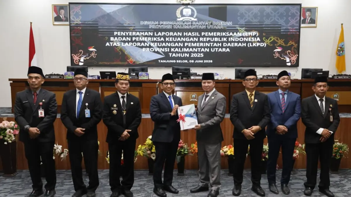 OPINI WTP: Ketua DPRD Kaltara menerima dokumen LHP BPK RI atas LKPD Kaltara 2025. FOTO: HUMAS DPRD KALTARA
