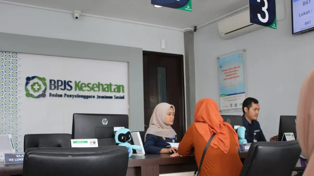 PELAYANAN : Sejumlah peserta mengakses layanan administrasi kepesertaan di Kantor BPJS Kesehatan Cabang Tarakan. AGUS DIAN ZAKARIA/RADAR TARAKAN