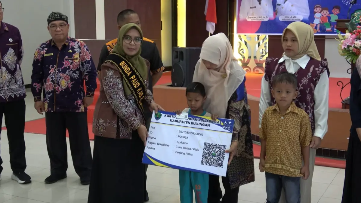 PENYERAHAN: Bunda PAUD Bulungan, Sri Handayani menyerahkan secara kartu penyandang disabilitas bagi anak usia PAUD. FOTO: RADAR TARAKAN