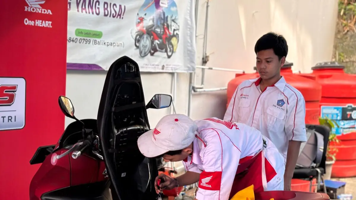 Seorang siswa melakukan pemeriksaan komponen sepeda motor Honda saat kegiatan pelatihan teknis. Program ini menjadi sarana pembelajaran berbasis praktik untuk memperkuat kompetensi di bidang perawatan kendaraan roda dua. (Dok. Istimewa)