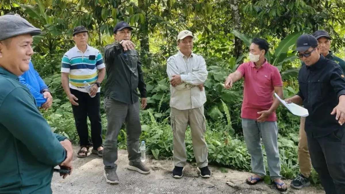 TINJAU LAPANGAN: Wabup Bulungan Kilat melakukan peninjauan lapangan penyelesaian batas desa dan kecamatan di Bulungan. FOTO: RADAR TARAKAN