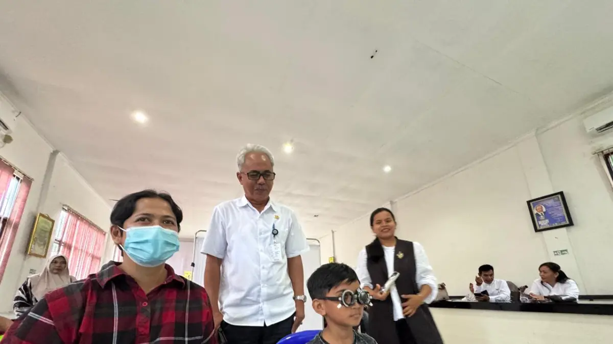 ALAT BANTU: Puluhan anak sekolah berkebutuhan khusus di Bulungan diberikan bantuan kacamata oleh pemerintah daerah beberapa waktu lalu.(FOTO: TASLEE/RADAR TARAKAN)