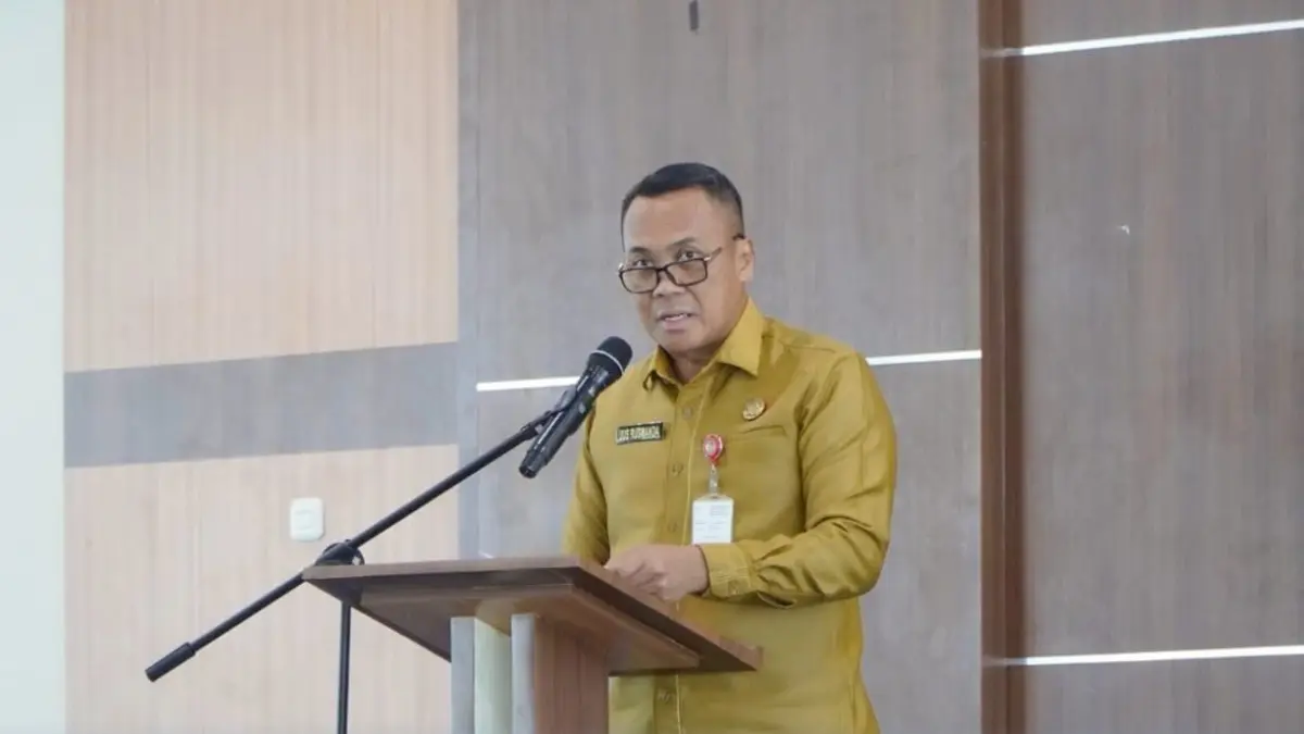 BERI ARAHAN: Asisten I Uus Rusmanda membuka sosialisasi keterbukaan infomasi publik. (FOTO: DISKOMINFO)