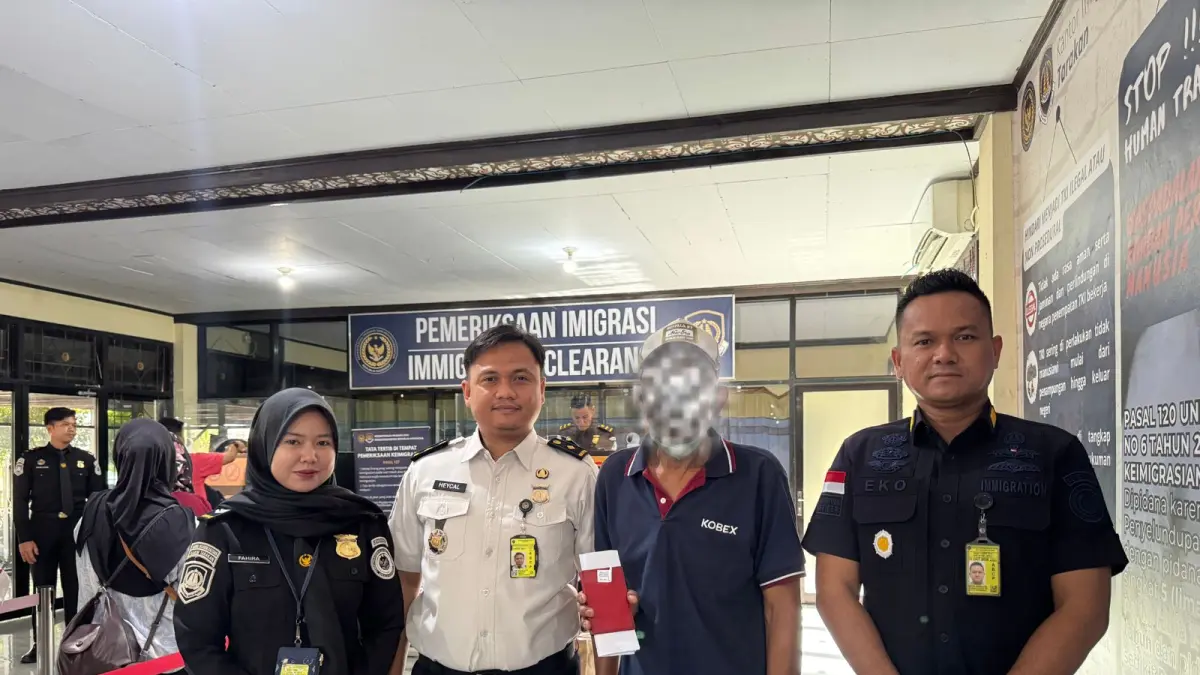 DIDEPORTASI : Warga negara Malaysia berinisial MBL (66) dideportasi Imigrasi Tarakan setelah terbukti melanggar izin tinggal dengan overstay selama 29 hari. IMIGRASI TARAKAN&nbsp;