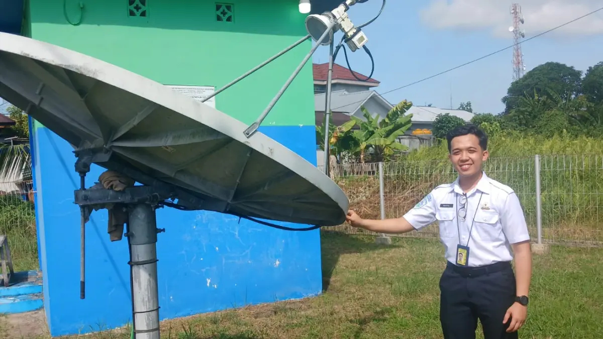 PEMANTAUAN: Petugas BMKG Tarakan menunjukkan antena dan perangkat sensor gempa yang digunakan untuk memantau aktivitas kegempaan di Kaltara, Selasa, (9/6). AGUS DIAN ZAKARIA/RADAR TARAKAN