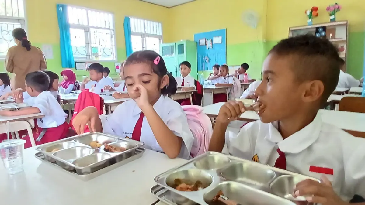BELUM PASTI: Siswa di sekolah di Kota Tarakan menikmati menu MBG beberapa waktu lalu. AGUS DIAN ZAKARIA/RADAR TARAKAN
