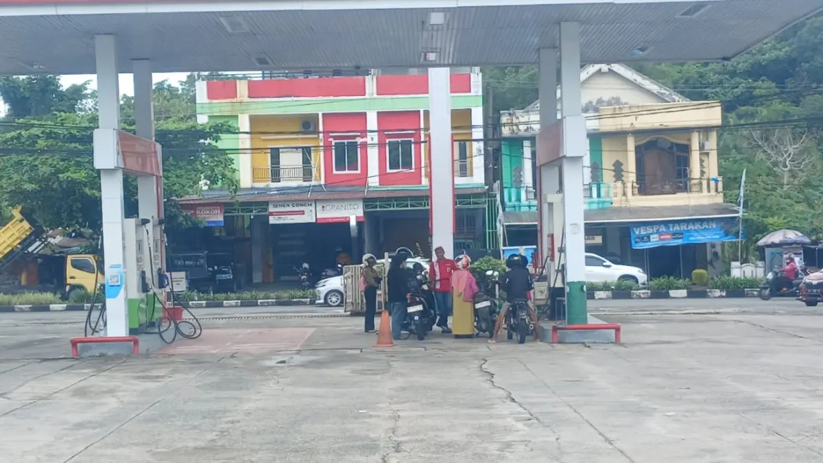 ALAMI KENAIKAN: Suasana SPBU di Kota Tarakan. AGUS DIAN ZAKARIA/RADAR TARAKAN