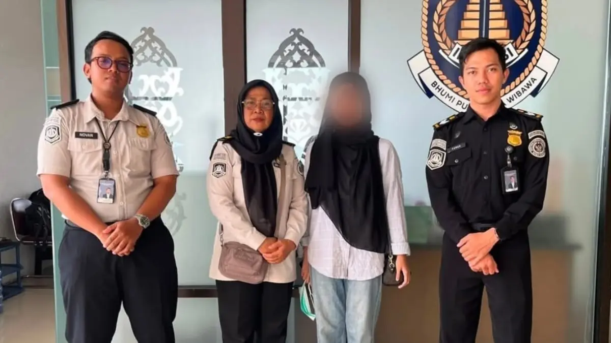 DIPULANGKAN : Petugas Imigrasi Nunukan saat mendampingi WN Malaysia yang dideportasi melalui Pelabuhan Tunon Taka, Nunukan.&nbsp;