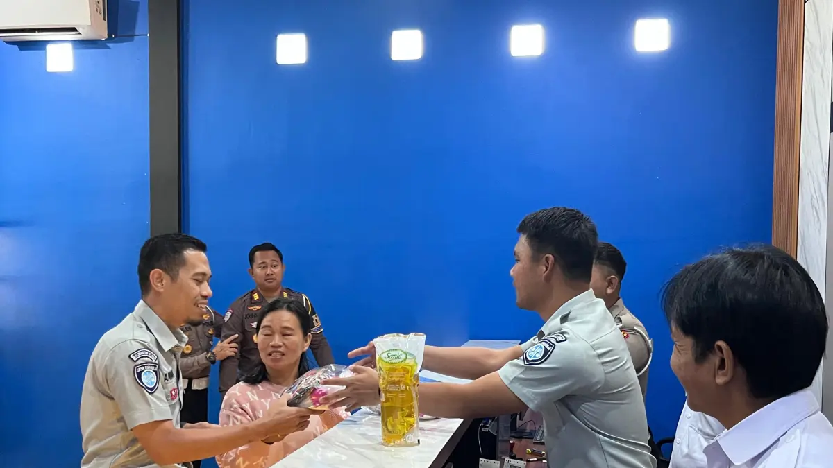 OPTIMALISASI : Petugas Samsat Pembantu Tulin Onsoi saat memberikan pelayanan kepada masyarakat.&nbsp;