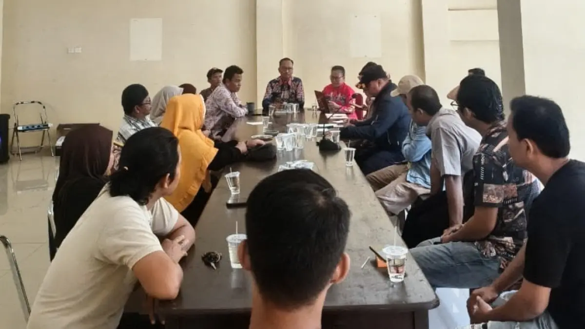 PENERTIBAN: Para pelaku UMKM yang berjualan di Jalan Perintis RTH. Joesoef Abdullah menghadiri rapat yang digelar Disperindagkop di Kantor Satpol PP Tana Tidung, Kamis (11/6).