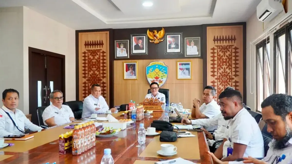PERCEPATAN: Bupati Ibrahim Ali pimpin rapat rencana pembangunan infrastruktur di Bumi Upun Taka, Rabu (10/6).(FOTO: DISKOMINFO)