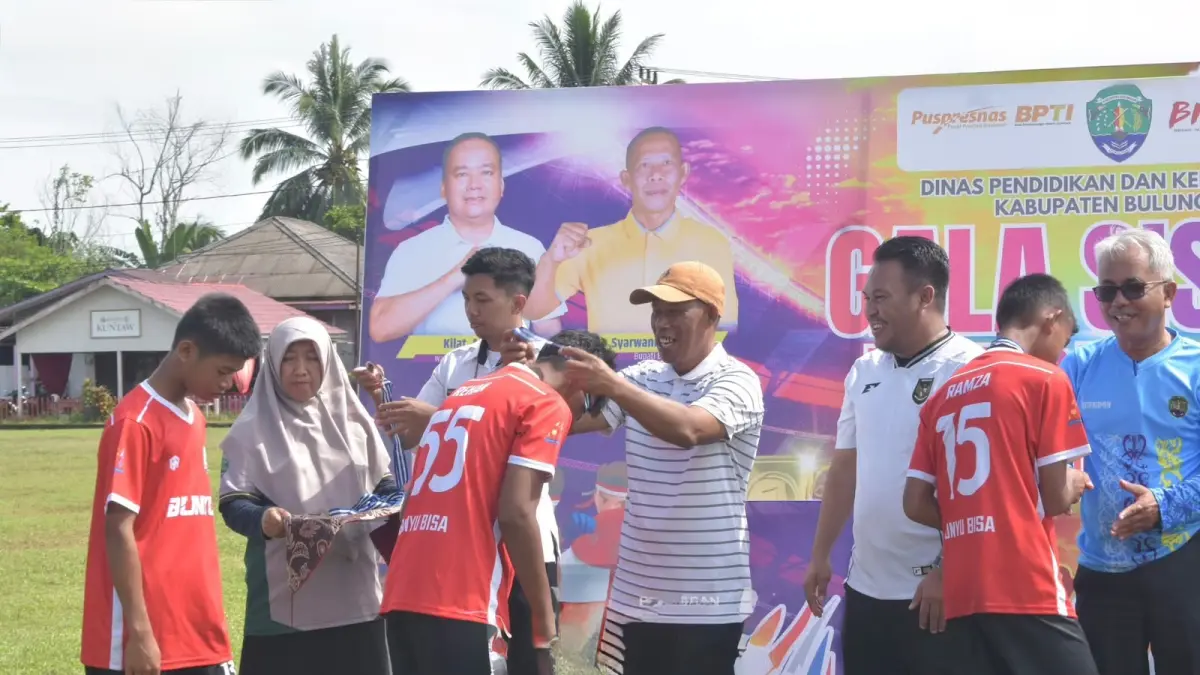SEPAKBOLA : Bupati Bulungan Syarwani, di tengah-tengah laga puncak GSI 2026 di Tanjung Selor.
(Taslee/Radar Tarakan)