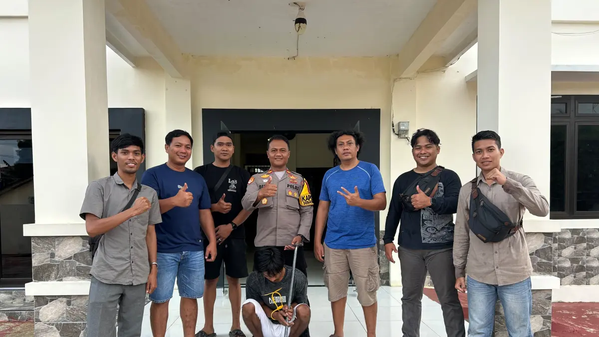 DIBEKUK : Pelaku pencurian pisang dan kelapa sawit, SR (27) saat digelandang ke Mapolsek Sebatik Timur.