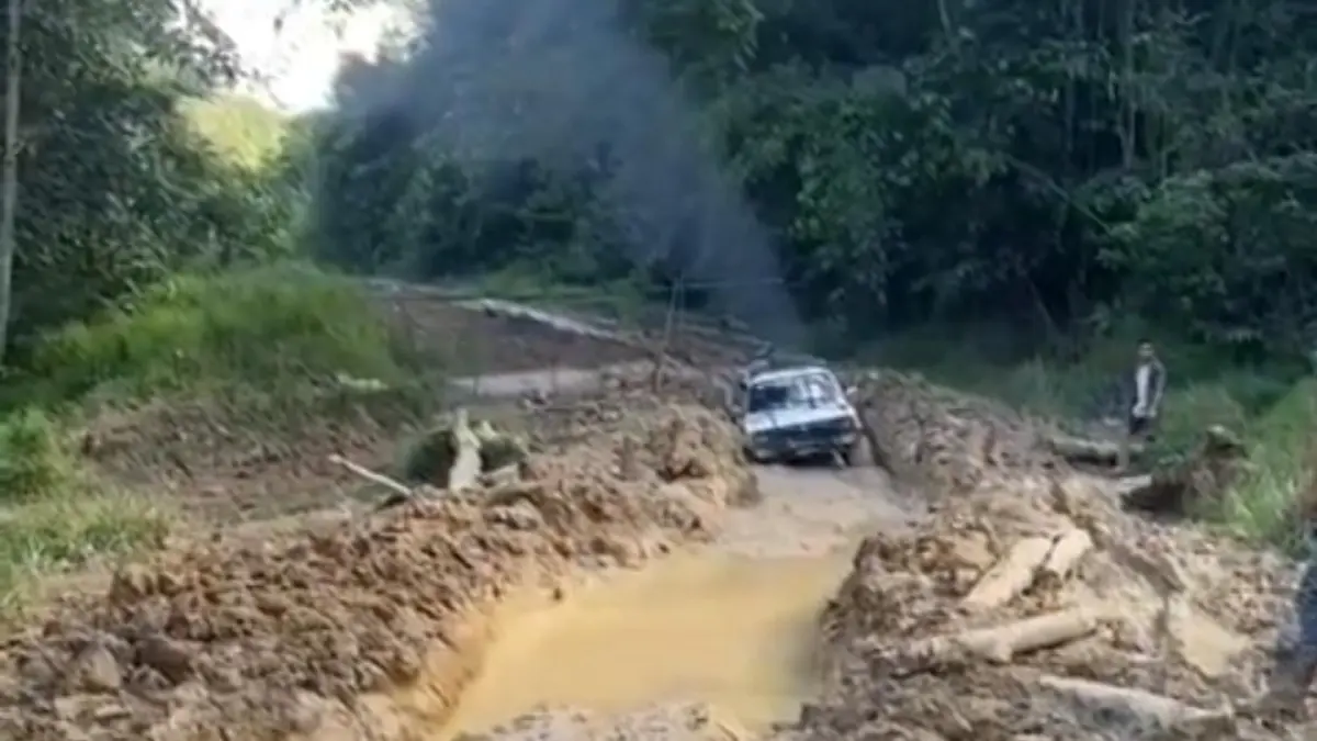 MIRIS : Kondisi jalan rusak parah menuju Kecamatan Krayan Selatan membuat kendaraan pengangkut kebutuhan masyarakat tertahan di jalan.&nbsp;