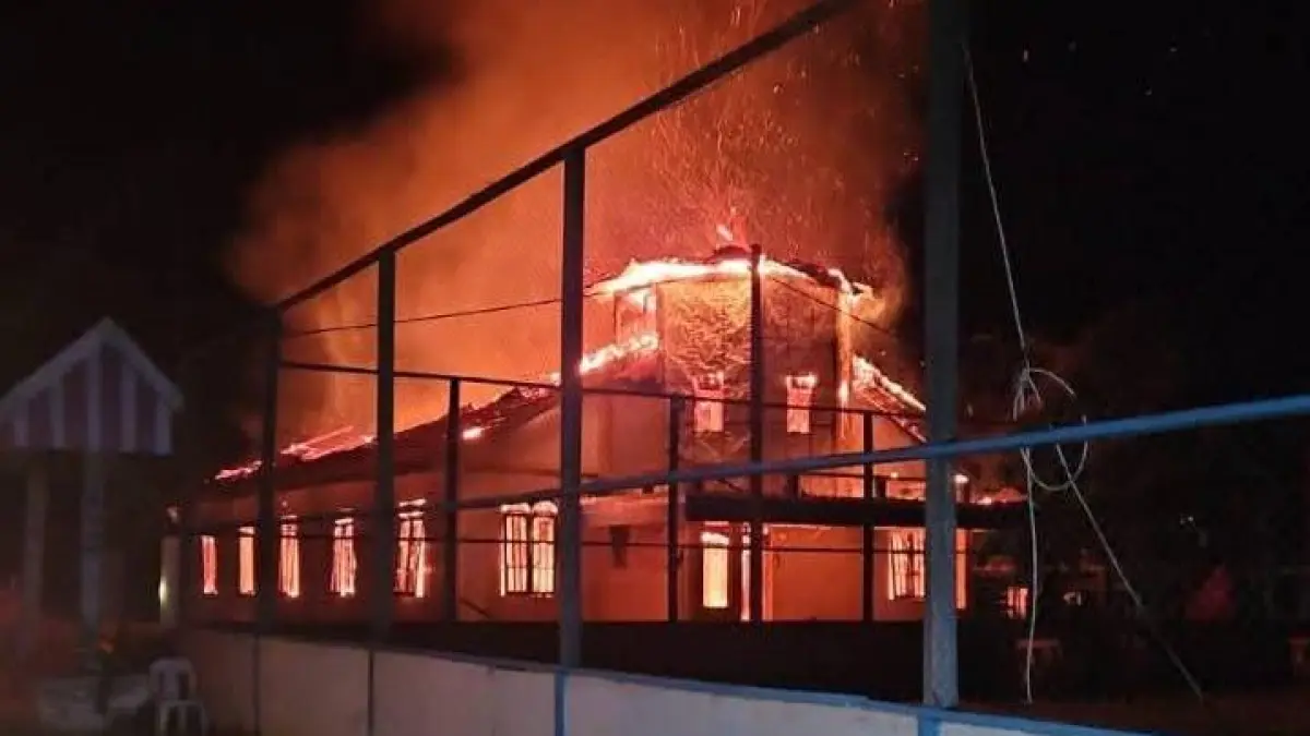 TERBAKAR : Gereja Katolik Paroki Santo Yosep Sebuku, di Jalan Pembangunan I RT 01 Desa Sekikilan Kecamatan Tulin Onsoi terbakar, pada Jumat (12/6).&nbsp;