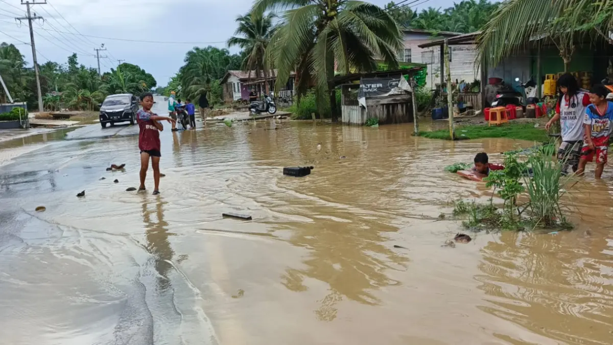 BANJIR: Kondisi pemukim warga yang terendam banjir diakibatkan curah hujan tinggi dan air laut yang sedang pasang.&nbsp;