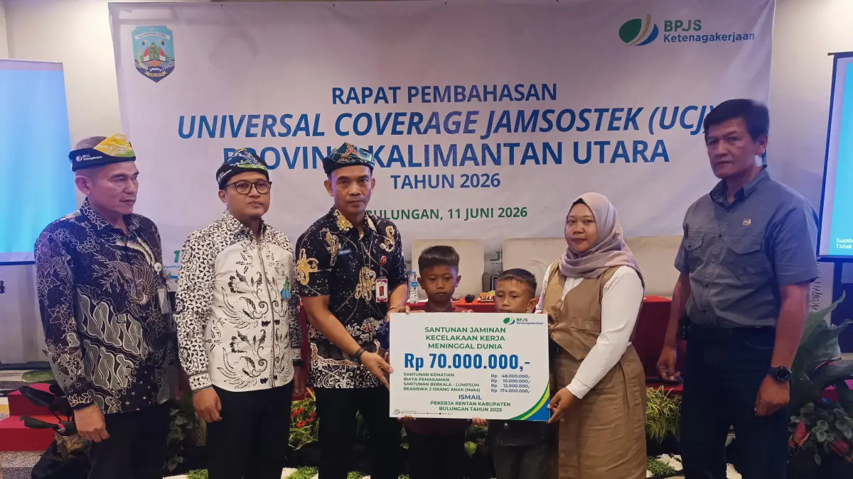 BPJS: Penyerahan santunan Jaminan Sosial Ketenagakerjaan kepada kelompok rentan. FOTO: IWAN K/RADAR TARAKAN