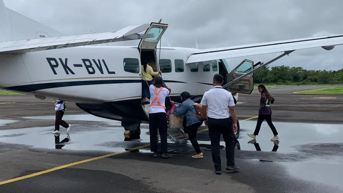 ILUSTRASI: Sejumlah penumpang di Bandara RA Bessing menaiki pesawat susi air menuju pedalaman Long Ampung. FOTO: DIPA/RADAR TARAKAN
