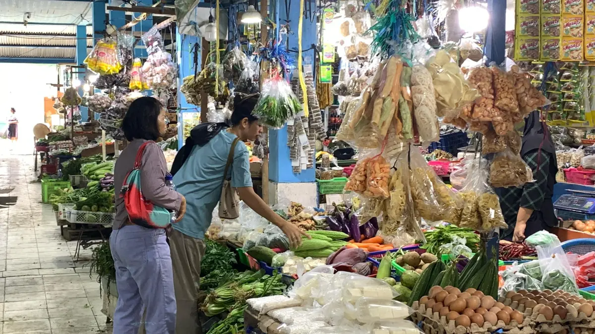 ILUSTRASI: Suasana aktivitas jual beli warga Malinau yang menjadi salah satu sasaran edukasi literasi dan inklusi keuangan. FOTO: DIPA/RADAR TARAKAN