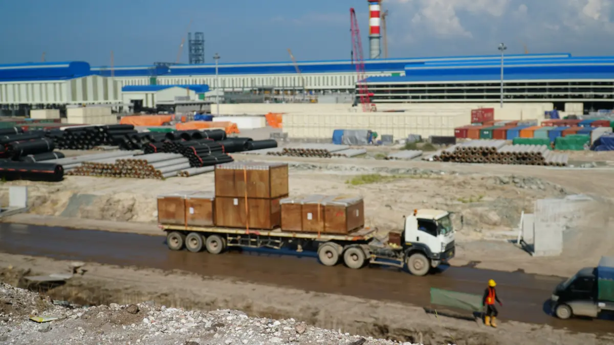 INVESTASI: Aktivitas investasi di Kawasan Industri Hijau Indonesia (KIHI) Tanah Kuning-Mangkupadi. FOTO: RADAR TARAKAN