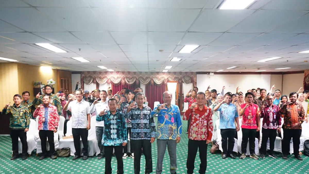KETERBUKAAN INFORMASI : Plh Sekda Nunukan, H. Muhammad Amin saat berfoto bersama persen dan narasumber saat Monev Keterbukaan Informasi Tahun 2026 dan Bimtek PPID. PEMKAB NUNUKAN
