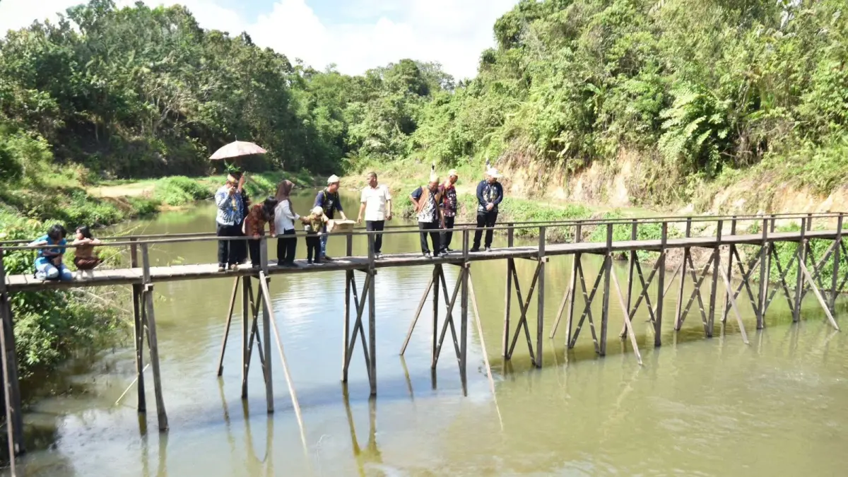 KUNKER : Bupati Bulungan Syarwani saat mengunjungi Desa Naha Aya di Kecamatan Peso Hilir.
(Taslee/Radar Tarakan)