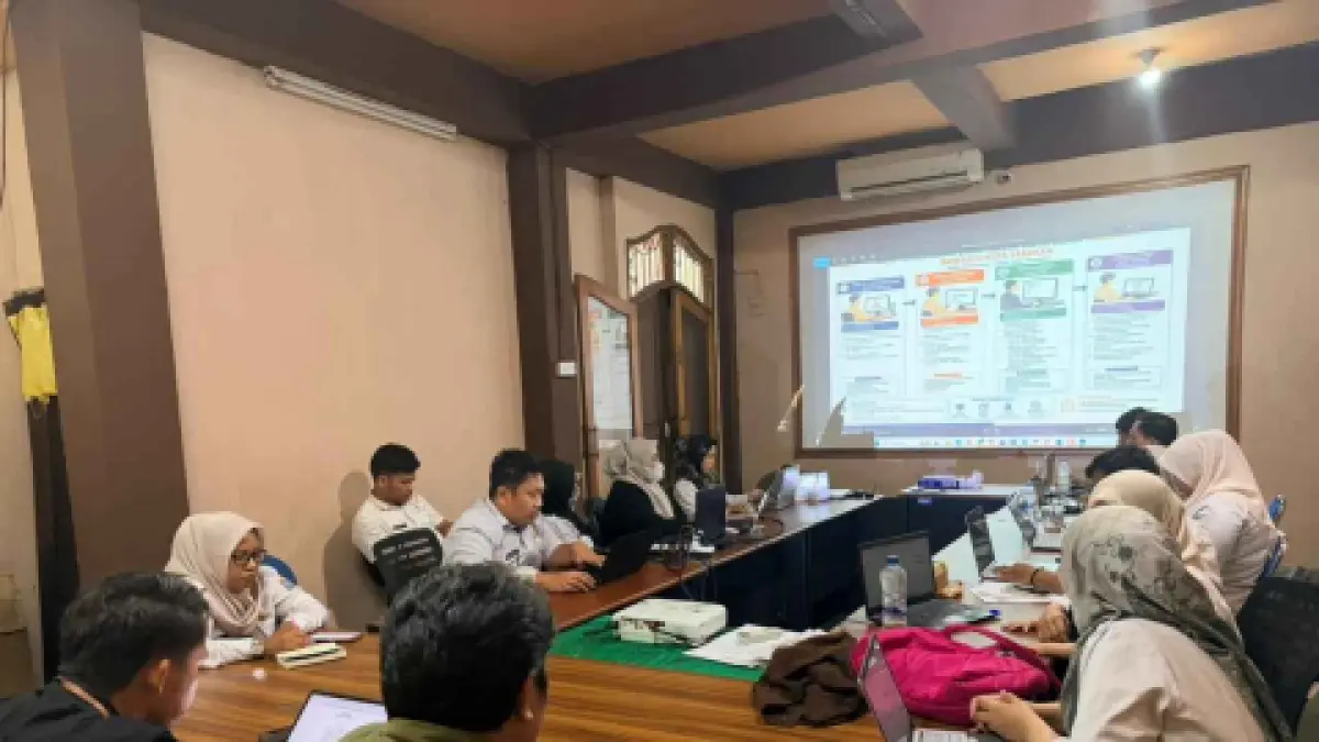 MEMATANGKAN : Suasana pertemuan Bawaslu Tarakan dalam mematangkan peningkatan kapasitas pegawai terkait pengelolaan surat dan pemanfaatan aplikasi SRIKANDI. AGUS DIAN ZAKARIA/RADAR TARAKAN
