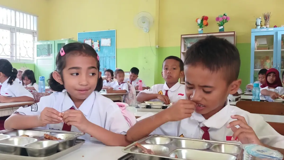 MENIKMATI : Pelaksanaan program Makan Bergizi Gratis (MBG) di sekolah. AGUS DIAN ZAKARIA/RADAR TARAKAN