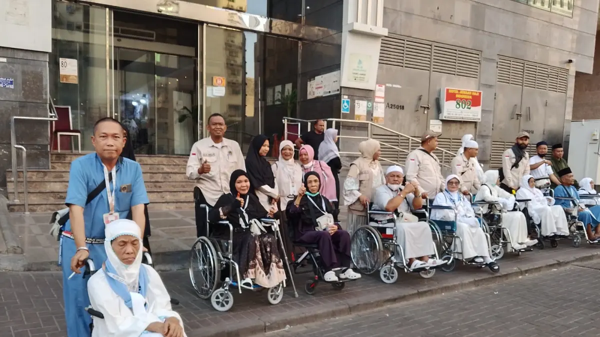 PENDAMPINGAN : Tawaf Wada yang dijalano jemaah pengguna kursi roda mendapat pendampingan penuh dari petugas haji yang tergabung dalam MCH, PPIH Arab Saudi, petugas kloter, serta KBIHU Al Wahid Rizky Barokah Kalimantan Utara.