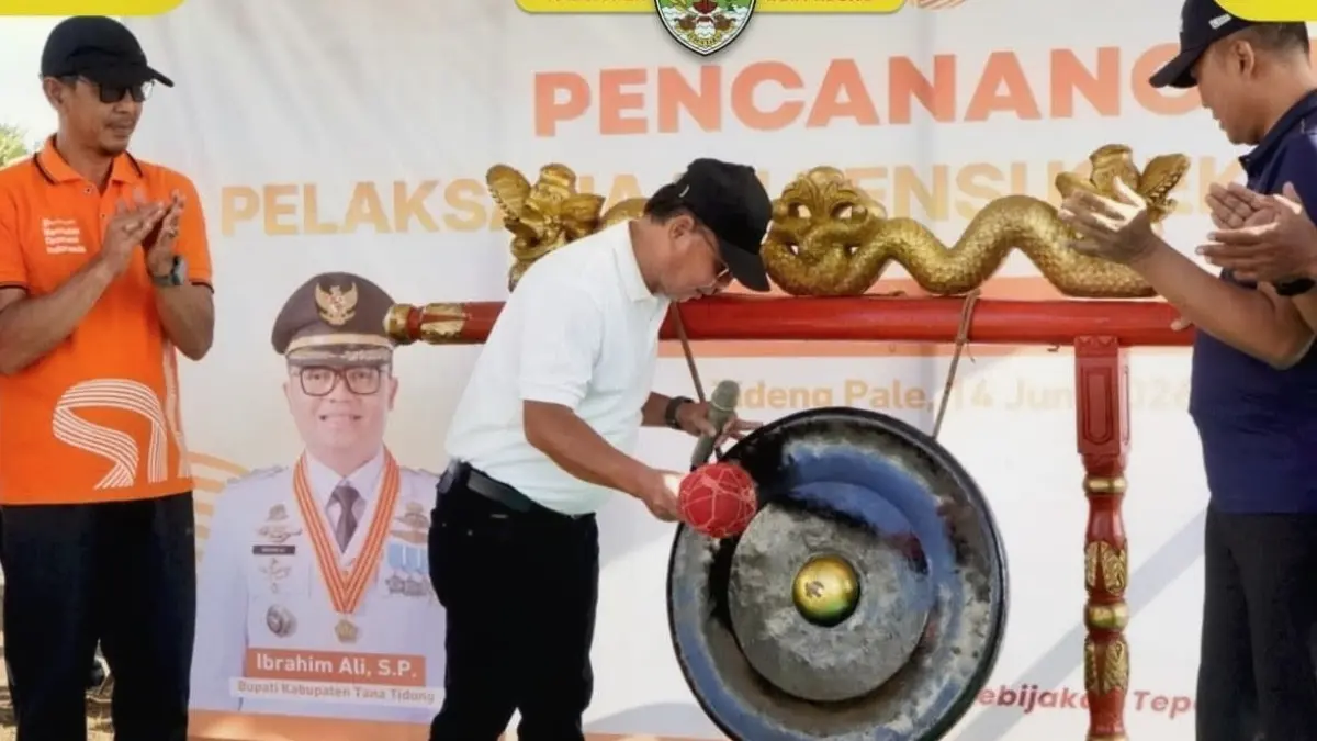 PENDATAAN: Wabup Sabri didampingi Kepala BPS Tana Tidung A. Sani Setiawan  (kiri) lakukan pencanangan Sensus Ekonomi 2026 di RTH. H. Joesoef Abdullah Tideng Pale, Minggu (14//6).(FOTO: DISKOMINFO)
