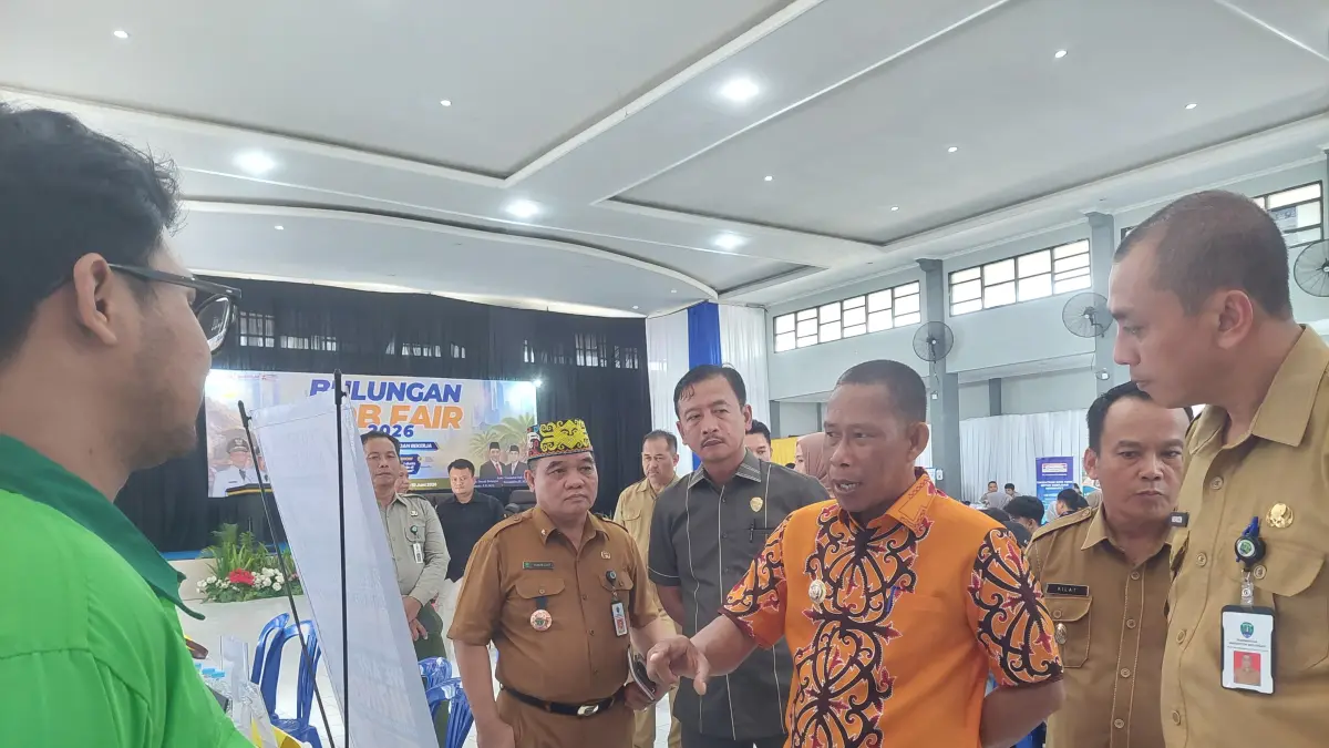 TINJAU LAPANGAN: Bupati Bulungan Syarwani meninjau stan pelaksanaan job fair di Bulungan. FOTO: RADAR TARAKAN