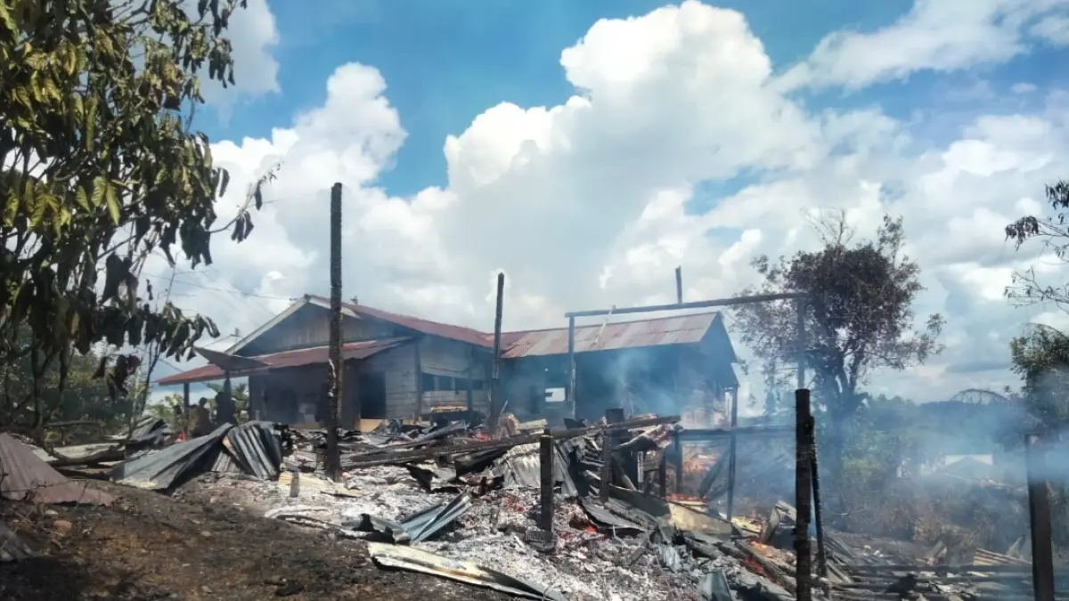 HANGUS: Bangunan rumah milik warga di Desa Pimping, Kecamatan Tanjung Palas Utara, &nbsp;Bulungan hangus dilalap api. FOTO: POLRESTA BULUNGAN
