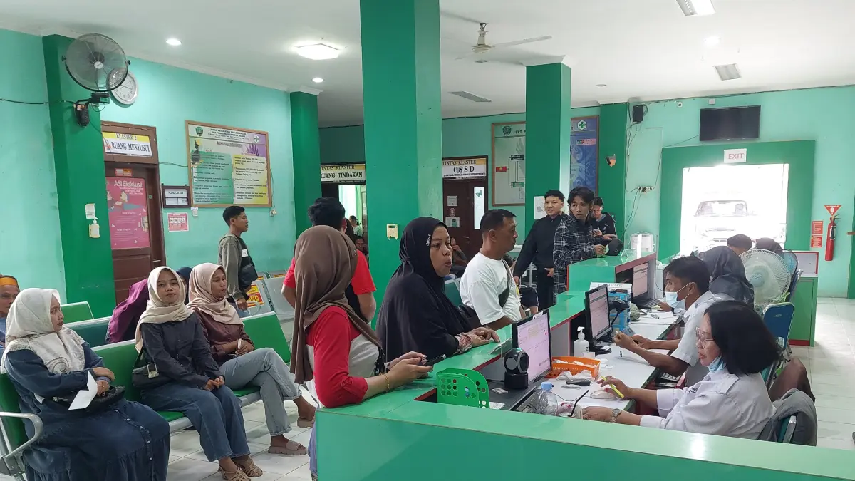 LAYANAN KESEHATAN: Tampak aktivitas pasien di Puskemas Tanjung Selor saat mendaftar. FOTO: RADAR TARAKAN