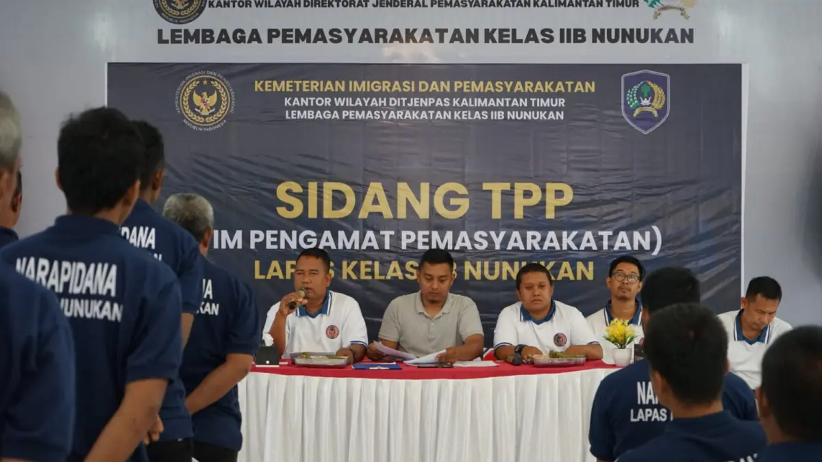PEMBINAAN : Kepala Seksi Bimbingan Narapidana/Anak Didik (Binadik) Lapas Nunukan Eko Novyanto saat memimpin Sidang Tim Pengamat Pemasyarakatan (TPP).&nbsp;