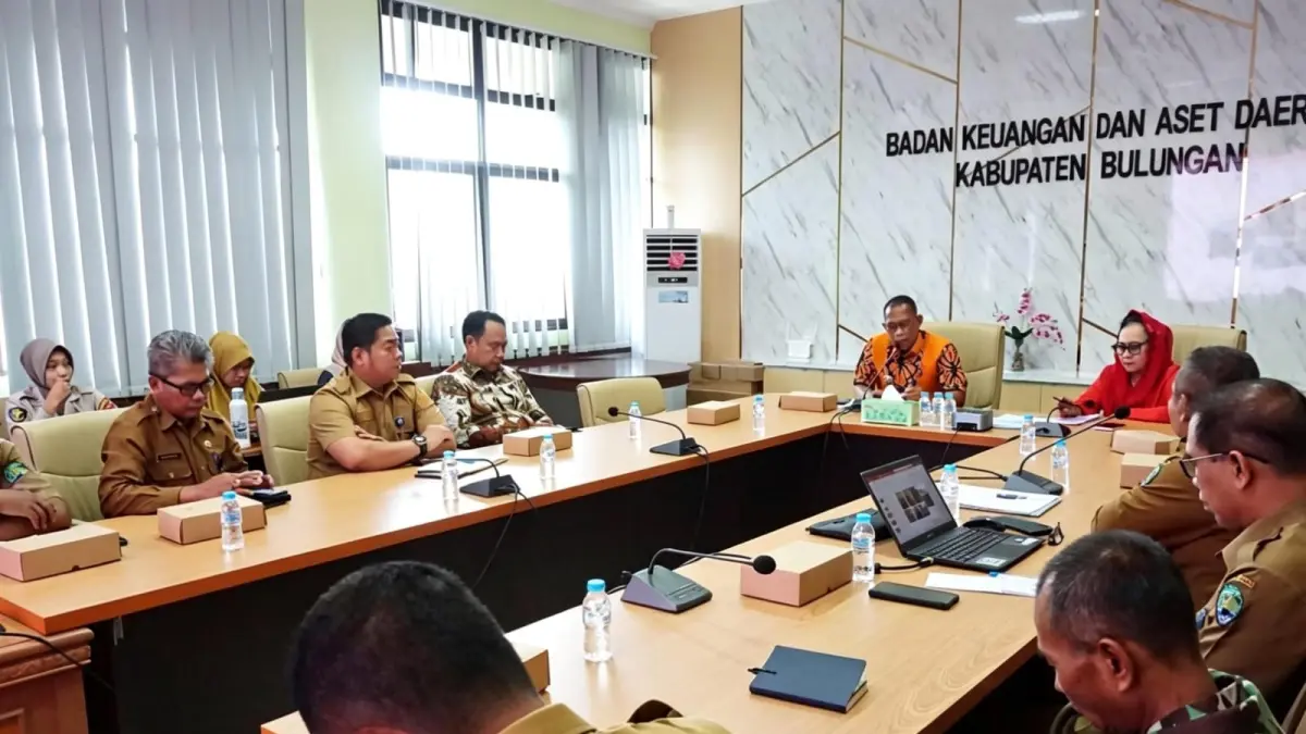 RAPAT: Bupati Bulungan Syarwani memimpin rapat bersama Tim Eliminasi Malaria. FOTO: RADAR TARAKAN
