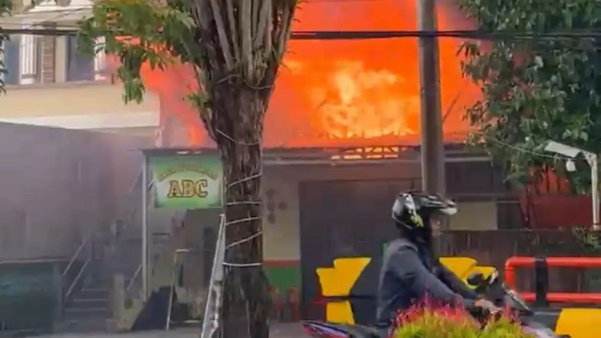 TERBAKAR : Kondisi gerai Bakso Mie Ayam ABC di Jalan Mulawarman yang terbakar api. ELIAZAR/RADAR TARAKAN&nbsp;