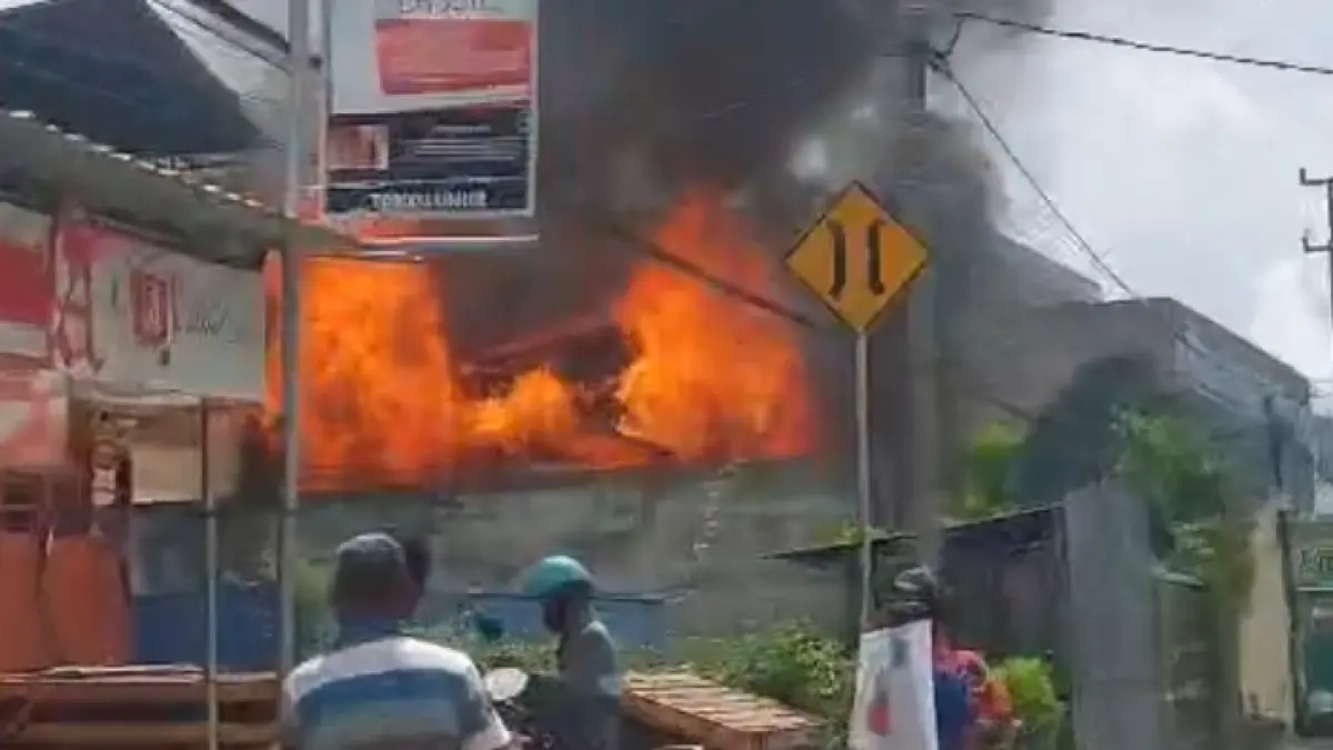 TERBAKAR : Lantai dua bangunan Gerai Bakso dan Mie Ayam ABC yang berlokasi di Jalan Mulawarman, Kelurahan Karang Anyar Pantai terbakar, Senin (15/6). &nbsp;ELIAZAR/RADAR TARAKAN&nbsp;