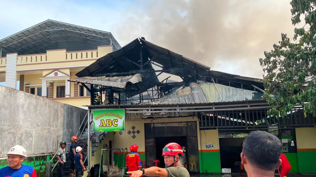 TERHAMBAT : Petugas pemadam kebakaran sempat sempat terkendala kemacetan akibat banyaknya warga yang berhenti untuk menyaksikan kejadian terbakarnya gerai Bakso Mie Ayam ABC di Jalan Mulawarman. ELIAZAR/RADAR TARAKAN&nbsp;