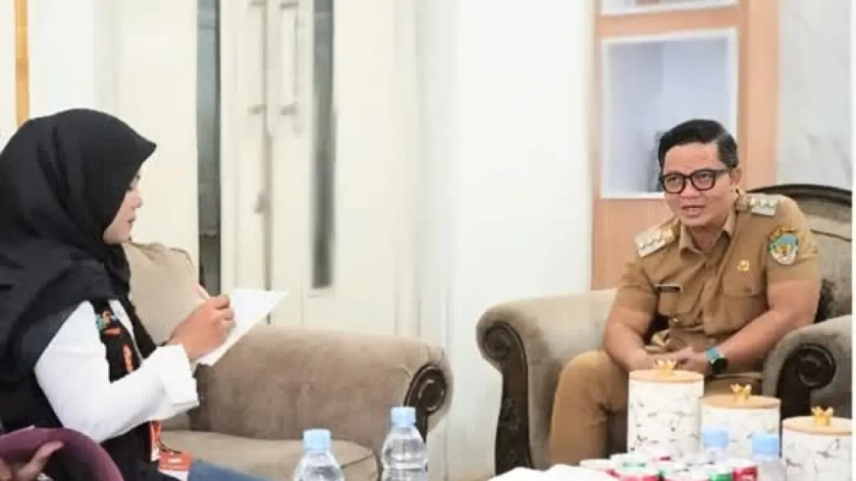 WAWANCARA: Bupati Tana Tidung Ibrahim Ali saat mengikuti pendataan Sensus Ekonomi 2026 oleh petugas BPS Kabupaten Tana Tidung di Rumah Jabatan Bupati, sebagai penanda dimulainya pelaksanaan SE2026 di Kabupaten Tana Tidung pada Senin (15/6). (FOTO: ISTIMEWA)