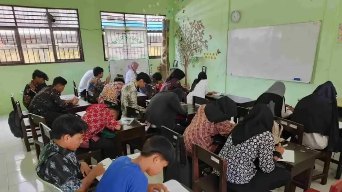 ANTUSIAS: Aktivitas pembelajaran di UPT SPNF Sanggar Kegiatan Belajar (SKB) Kota Tarakan. AGUS DIAN ZAKARIA/RADAR TARAKAN
