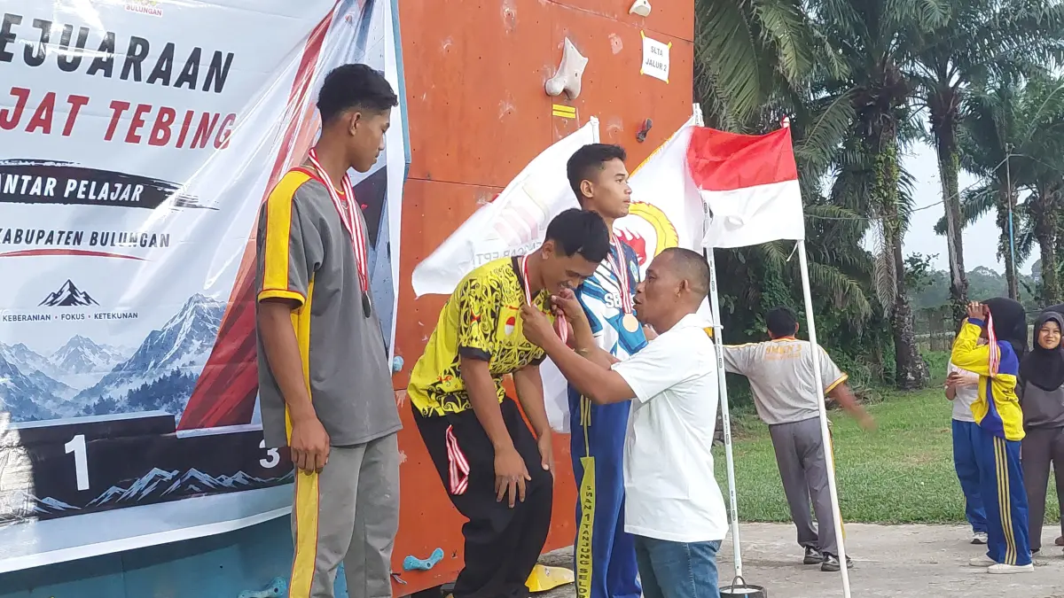 BERPRESTASI: Ketua FPTI Kaltara, Syarwani mengalungkan medali kepada atlet berprestasi. FOTO: RADAR TARAKAN