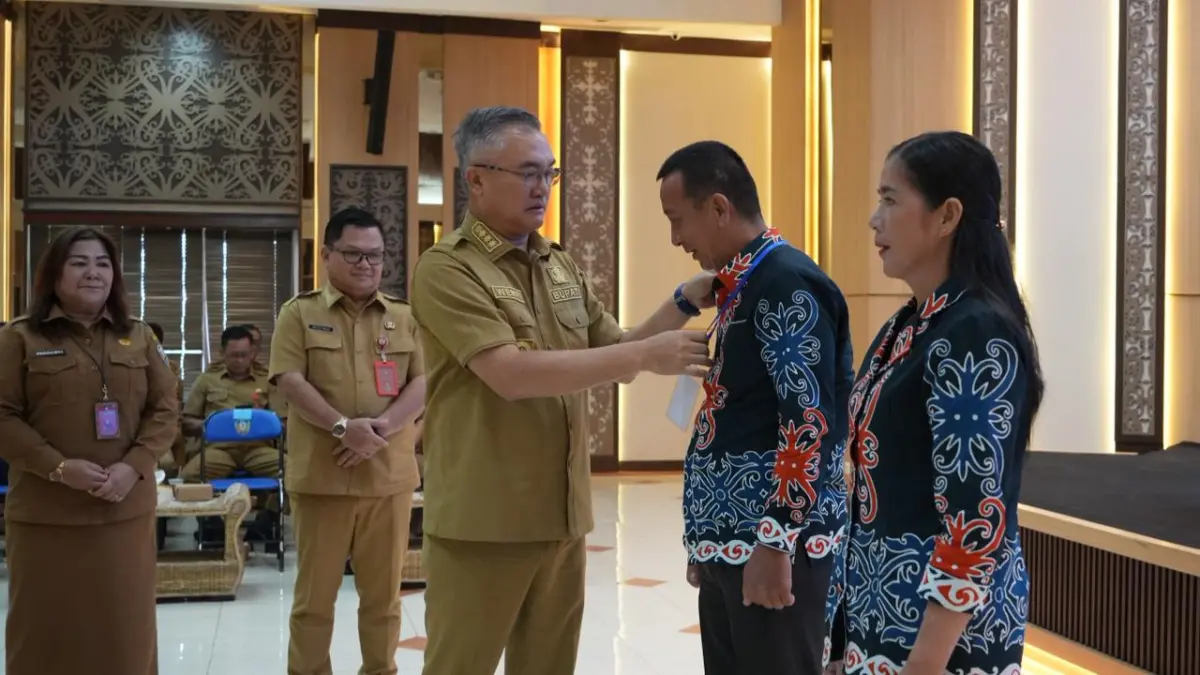 DELEGASI: Bupati Wempi saat melepas kontingen Petani Nelayan Malinau untuk Penas XVII Gorontalo. FOTO: DIPA/RADAR TARAKAN
