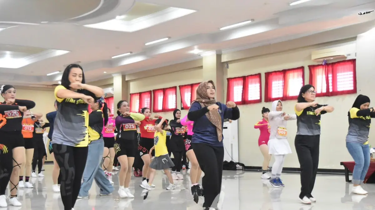HIDUP SEHAT: Puluhan pegiat senam mengikuti lomba senam dalam rangkaian road to Tenguyun Fest 2026.
(Taslee/Radar Tarakan)