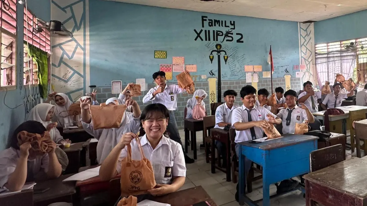 ILUSTRASI: Siswa-siswi SMAN 1 Malinau Kota saat menerima program MBG. FOTO: DIPA/RADAR TARAKAN