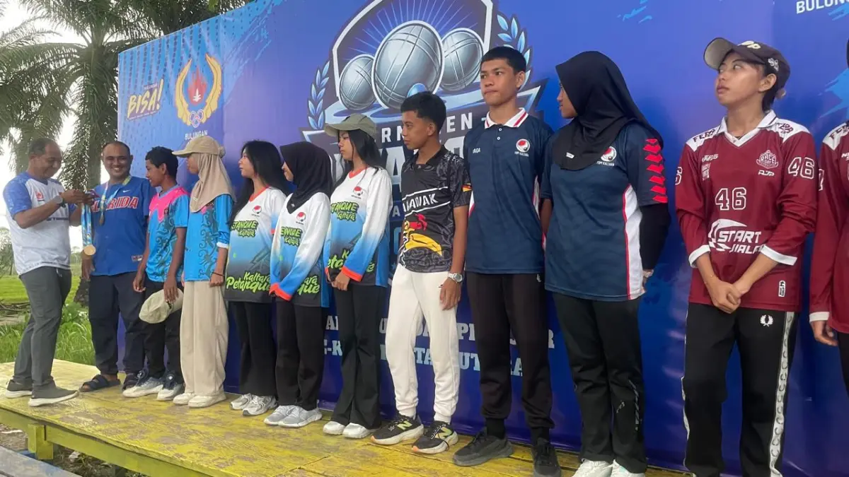 JUARA : Deretan atlet muda FOPI Bulungan menerima pengaluangan medali dari Ketua Koni Bulungan, Heru &nbsp;Rachmady.
(Taslee/Radar Tarakan)