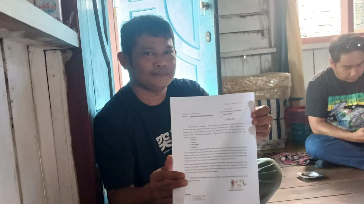 MEMBUKTIKAN: Pendamping masyarakat Ketua DPD Bantuan Hukum Rumah Hukum Indonesia Kota Tarakan, Firdaus memegang dokumen dari BPN dan ORI Kaltara. AGUS DIAN ZAKARIA/RADAR TARAKAN