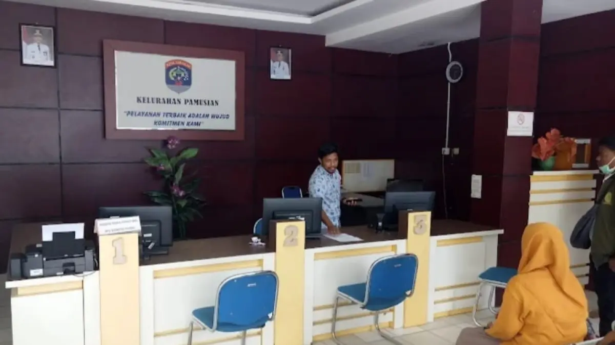 PELAYANAN: Suasana pelayanan di kantor Kelurahan Pamusian. AGUS DIAN ZAKARIA/RADAR TARAKAN