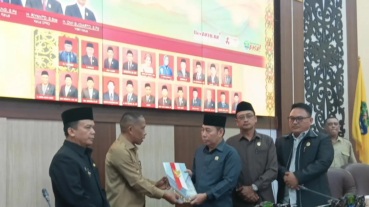 PENYERAHAN: Bupati Bulungan Syarwani menyerahkan nota Pertanggungjawaban Pelaksanaan APBD Bulungan 2025. FOTO: RADAR TARAKAN