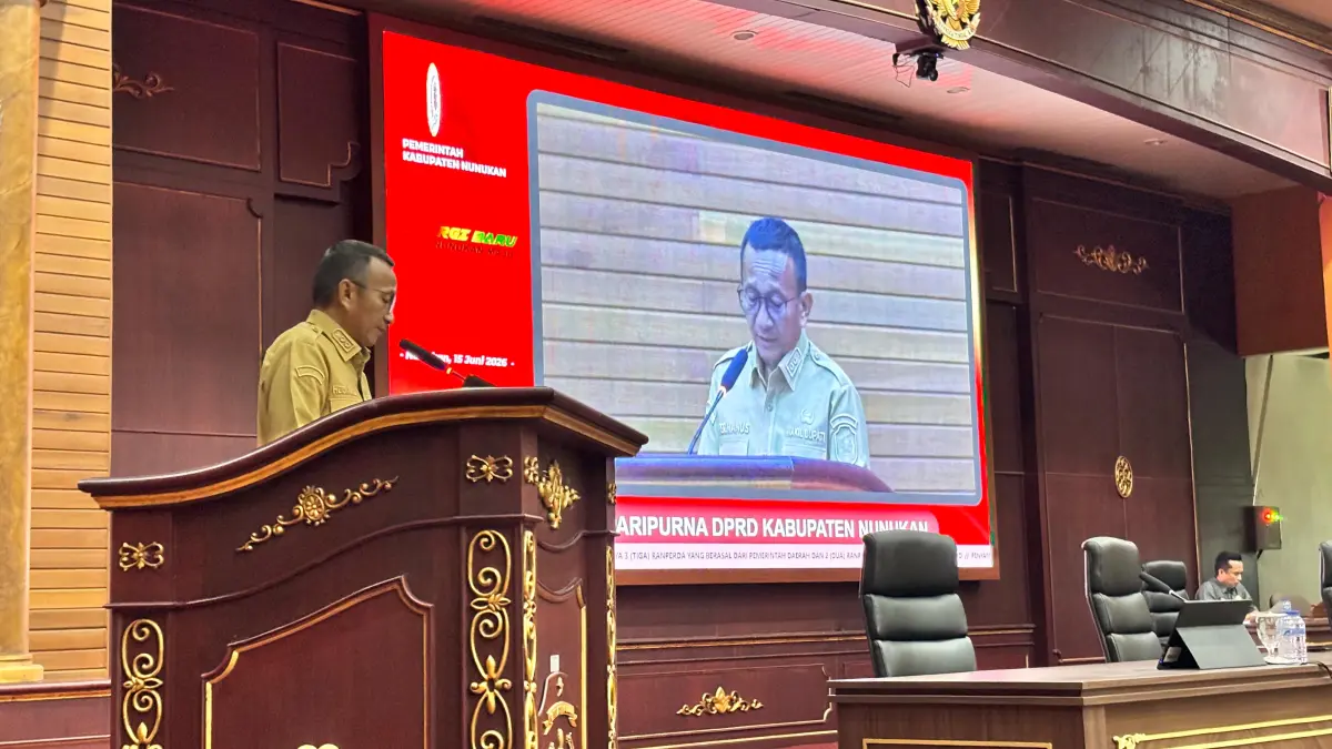 SAMPAIKAN : Wakil Bupati Nunukan Hermanus saat menyampaikan tiga ranperda pada rapat paripurna yang digelar di ruang sidang DPRD Kabupaten Nunukan, Senin (15/6).